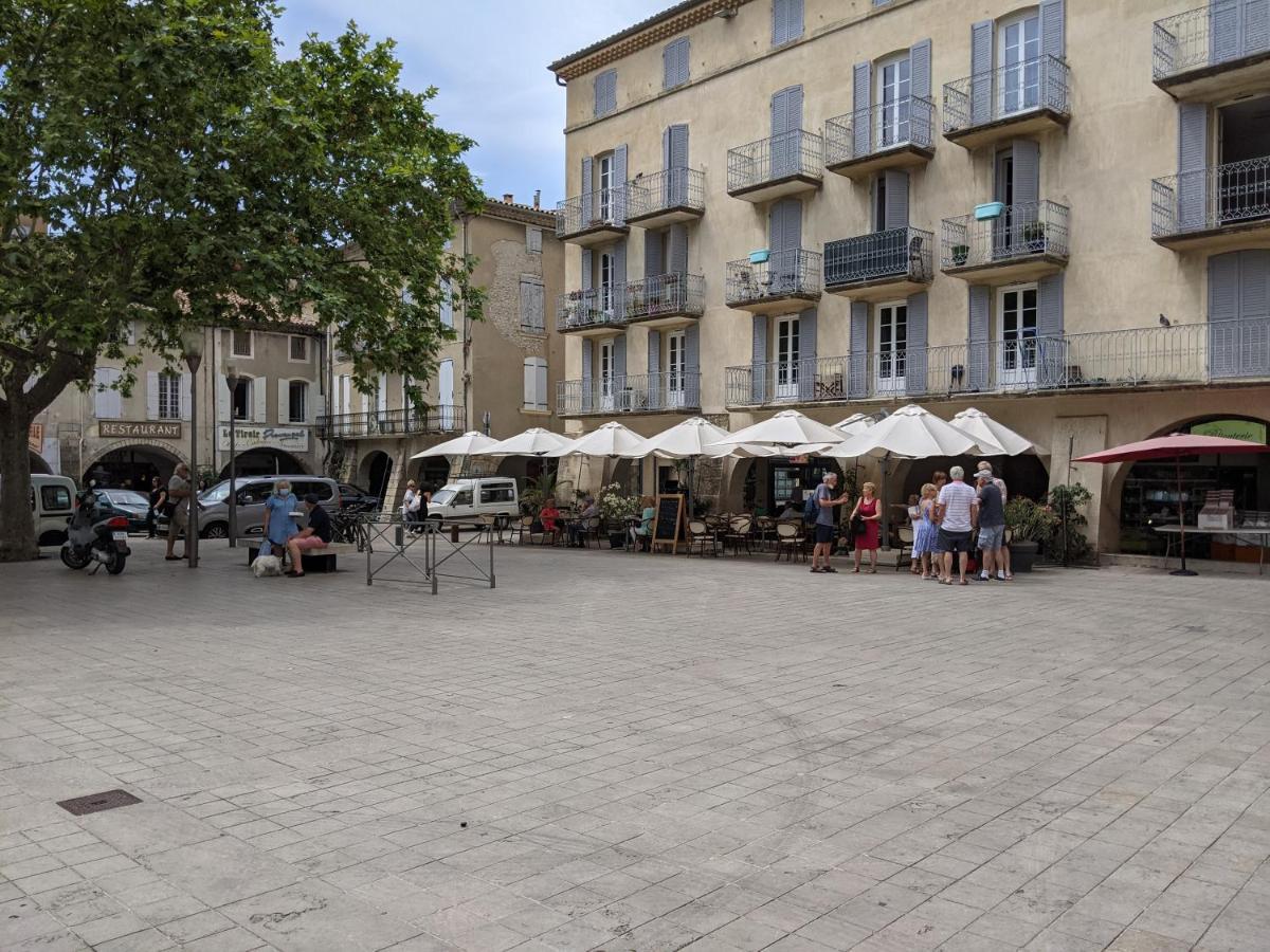 Maisonnette Dans Domaine Avec Piscine A Nyons, Pays Des Olives Exterior photo